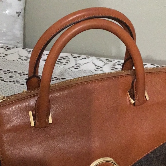 Beautiful like new condition Michael Kors Satchel - Picture 2 of 12